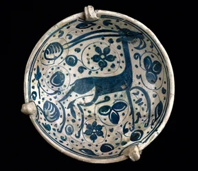 Mudéjar kunst: keramische beker azul, versierd met een hert van Paterna, Manises (Hispano-Moorse stijl). 14e of 15e eeuw. Barcelona, Barcelona Keramiekmuseum, Spanje