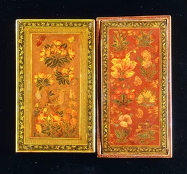Een paar Safavid-dynastie spiegelkasten, beschilderd met bloemmotieven, een met een bonte hop (ca. 1671-1672)