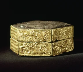 Zeshoekige pyxis versierd met dieren, uit graf V, grafcirkel A, Mycene