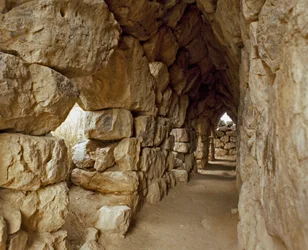 Myceense kunst: overdekte doorgang van de Myceense citadel, stad Tiryns