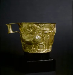 Myceense kunst: gouden beker versierd met een scène van het vangen van een stier. 1500 v.Chr. Van de vindplaats Vaphio bij Sparta. Athene, Nationaal Archeologisch Museum
