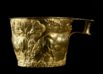 Myceense kunst: gouden beker met voorstelling van een stier die het terrein ruikt van de vindplaats van Vapheio. 1500 v.Chr. Nationaal Archeologisch Museum van Athene, Griekenland