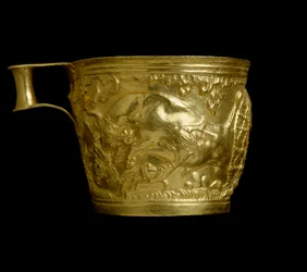 Myceense kunst: gouden beker met voorstelling van een scène van stierenvangst van de site van Vapheio