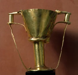 Myceense kunst heeft Minoïsche invloeden: kelk (of beker) in goud met dubbele handgreep genaamd beker van Nestor. 16e eeuw v.Chr. Uit graf IV van Mycene. Athene, Nationaal Archeologisch Museum