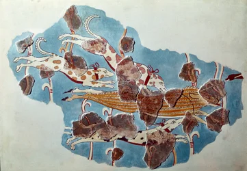 Myceense kunst: jachttafereel, honden jagen op een wild zwijn. Fragment van een fresco uit het paleis van Tiryns en reconstructie