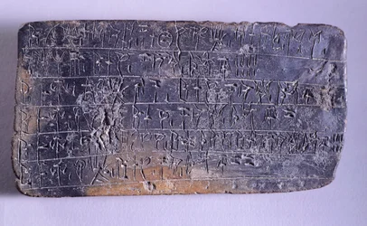 Tablet met inscriptie in Lineair B, terracotta uit de Nestor Paleis archieven in Pylos (Griekenland), Myceense beschaving, ca 13e eeuw v.Chr.