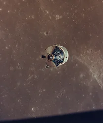 Apollo 11 Commando- en Servicemodules gefotografeerd vanuit de Lunar Module in een baan om de maan, 1969
