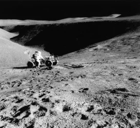 Astronaut David Scott b1932 op de helling van Hadley Delta tijdens Apollo 15, 1971