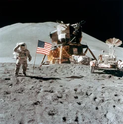 Astronaut James Irwin 1930-1991 groet op de maan, 1971