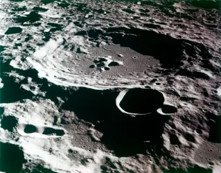 Close-up van een krater op het oppervlak van de maan