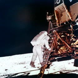 Edwin Buzz Aldrin daalt de ladder van de Lunar Module af om op de maan te lopen, 1969