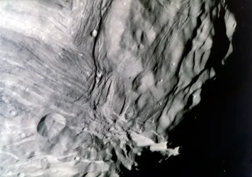 Miranda, een van de Manen van Uranus, gezien vanaf Voyager 2