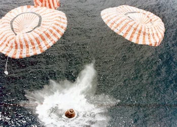 De Apollo 15 capsule landt veilig ondanks een parachutefout, Midden-Stille Oceaan, 1971