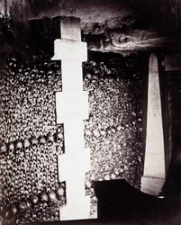 De beenderhuizen van de catacomben van Parijs. Dichtbij de bron van Lethe of Vergetelheid