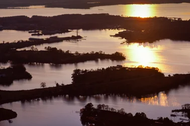 Luchtfoto aan de westelijke oever van de Chesapeake Bay in Virginia rond Mathews County