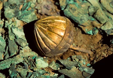 Gouden rammelaar begraven in het koninklijke graf van de Oude Heer van Sipan in Peru