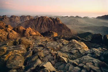 Foto van landschap van de Sinaï-bergen, valleien en woestijn vanaf de top van Jebel Musa