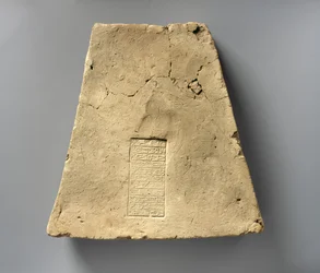 Baksteen met inscriptie van Ashurbanipal die bouwwerkzaamheden op Ekur beschrijft, c.668–631 v.Chr.
