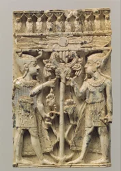 Meubelplaat gesneden in hoog reliëf met twee Egyptiserende figuren die een voluutboom flankeren, ca. 9e-8e eeuw v.Chr. (ivoor)
