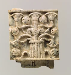 Meubelplaat gesneden in reliëf met gestileerde boom, ca. 8e-7e eeuw v.Chr.