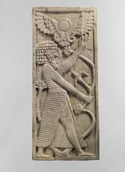 Meubelplaat Gesneden in Reliëf met een Mannelijke Figuur die een Boom Vasthoudt