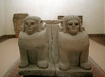 Neo-Hettitische kunst: basis van een basaltzuil versierd met een sfinx. Van de site van Samal. 8e eeuw v.Chr. Istanbul Archeologisch Museum