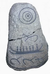 Voorstelling van een schip op een runensteen, een fresco uit het neolithicum. Nationaal Museum van Kopenhagen, Denemarken.