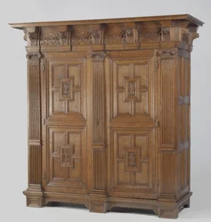 Kast met ionische zuilen