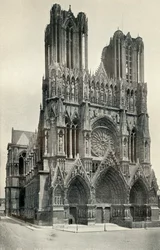 Een groot gotisch gebouw: De kathedraal van Reims, gebouwd in de 13e en 14e eeuw, ca. 1930
