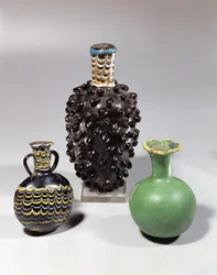 Egyptische vazen: tros druiven, granaatappel en golfmotief (glas)