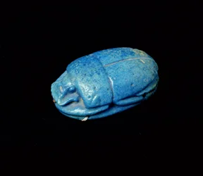 Skarabee van een mummie, uit Thebe