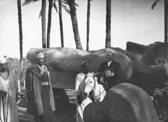 Gevallen monumentaal standbeeld van Ramses II, Memphis, Egypte, ca. 1890