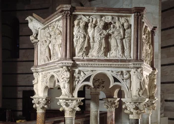 Preekstoel gerealiseerd door Nicola Pisano (1215/20-1278/84) (Marmeren preekstoel) 1260 Doopkapel van Sint-Jan van Pisa (Battistero san Giovanni di Pisa), Italië