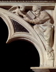 Gotische kunst: Saint Mathieu Evangelist detail van de bogen van de marmeren preekstoel gebeeldhouwd door Nicola Pisano