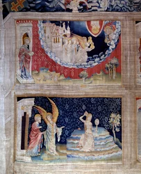 Apocalyps-tapijt (1373-1383), nr. 64: een engel toont Johannes de veroordeling van Babylon, het symbool van afgoderij, dat door zijn toverkunsten alle volkeren heeft misleid. Onder: Babylon, de prostituee in dienst van Satan, verwarmt haar blonde haar