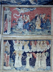 Wandkleed van de Openbaring (1373-1383), nr. 49: de eerste engel kondigt de overwinning aan. Hieronder, nr. 56, de zeven engelen dragen de zeven schalen van Gods toorn. Wandtapijt door Nicolas Bataille
