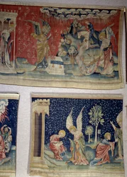 Hanging of Revelation (1373-1383), nr. 61: de vijfde engel goot zijn fles op de troon van het Beest, de zesde leegde op de Eufraat. Hieronder, nr. 70, de dienstgenoot dicteert aan Sint Jan en adviseert hem God te aanbidden en niet hem. Wandtapijt door Nico