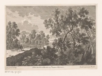 Boslandschap met wandelaars bij water