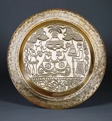 Een Efik koperen lader met een centrale geklede vrouwelijke figuur en twee bedienden die een waaier en een paraplu vasthouden