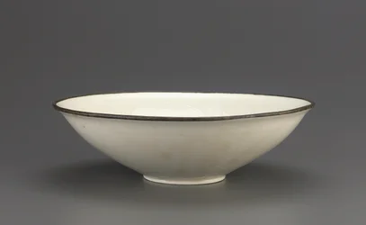 Ding-waar kom met ingesneden lotusdecoratie, Hebei provincie, 11e-begin 12e eeuw