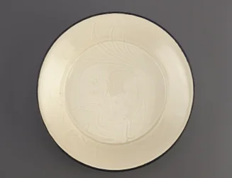 Ding ware schaal met ingesneden decoratie van eenden, Hebei Provincie, 11e-begin 12e eeuw