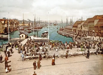 Vismarkt, Bergen, gepubliceerd ca. 1900