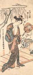Vrouw in losgeknoopte kimono komt uit het bad