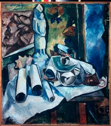 Stilleven met papierrollen (wanorde in een atelier, met een beeldje, een schilderij van een mannengezicht en een schedel).