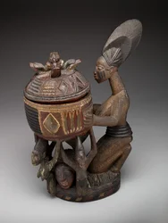 Knielende vrouwelijke figuur met kom (olumeye), ca. 1910 tot ca. 1938