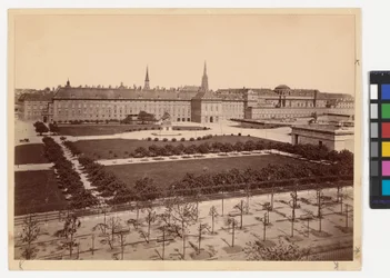 1. Burg - Heldenplatz - Blik naar de Leopoldijnse vleugel van de Hofburg