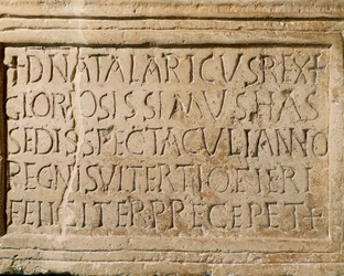 Barbaarse beschaving: inscriptie uit de regeerperiode van koning Ostrogoth Athalaric (516-534 n.Chr.) die getuigt van het bestaan van een theater in Ticinum (het huidige Pavia). 6e eeuw. Musei Civici, Sezione Archeologia, Pavia, Italië