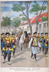 Een buitenlander onder de bewaking van het reguliere Chinese leger, China, 1900