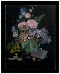 Een stilleven van bloemen in een glazen vaas