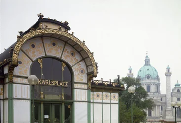 Art Nouveau: uitzicht op het paviljoen van het Karlsplatz metrostation (nu café) gemaakt door architect Otto Wagner (1841-1918) (Weense Secession) 1894-1899 Wenen, Oostenrijk